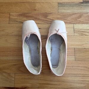 Suffolk Pointe Shoes -Signet